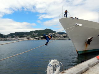 ロープを渡る潜水士